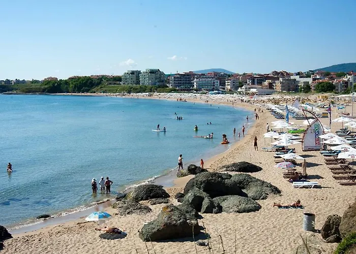 със басейн до плажа *