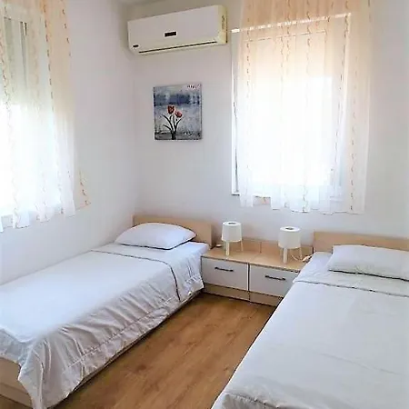 公寓 със басейн до плажа