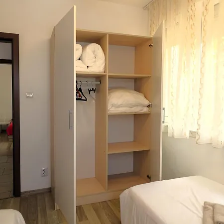 아파트 със басейн до плажа *